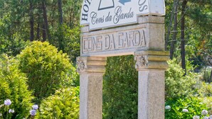 A sign for Hotel & Apartamentos Cons da Garça, indicating a hotel and apartments with an arrow pointing to the right. - Hotel & Apartamentos Cons da Garda (O Grove)