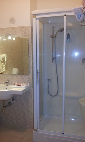 Superior Double or Twin Room | Bathroom