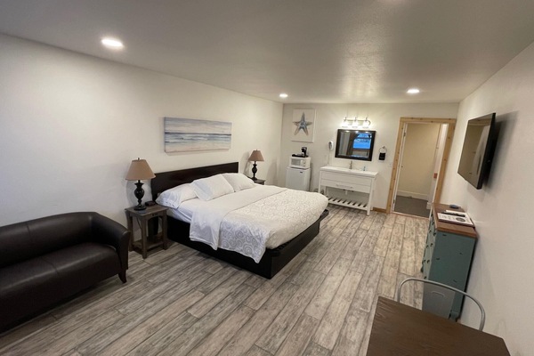 Standard Room, 1 King Bed | Iron/ironing board, free WiFi, bed sheets