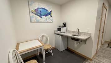 Standard Room, 1 King Bed | In-room dining