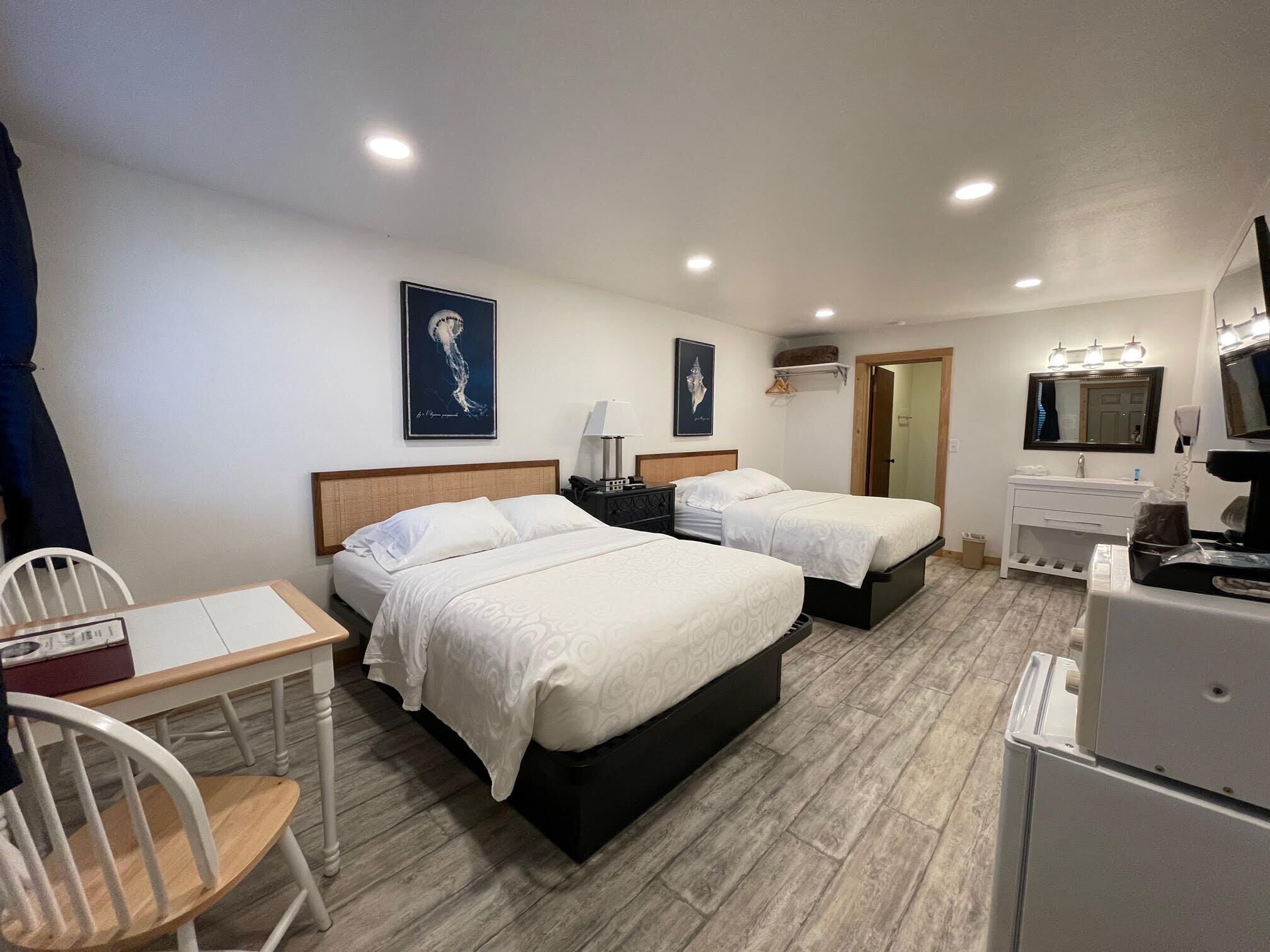 Habitación estándar, 2 camas Queen size | Tabla de planchar con plancha, wifi gratis y ropa de cama 