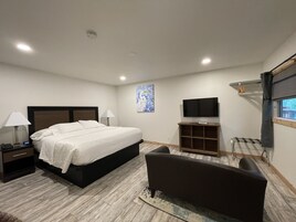 Standard Room, 1 King Bed | Iron/ironing board (on request), WiFi (free), bed sheets
