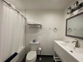 Ducha, secador de pelo, toallas