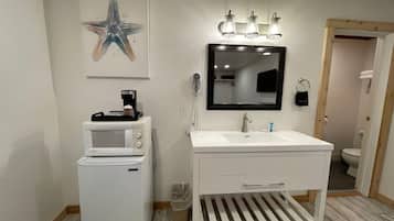Standard Room, 1 King Bed | Mini-refrigerator