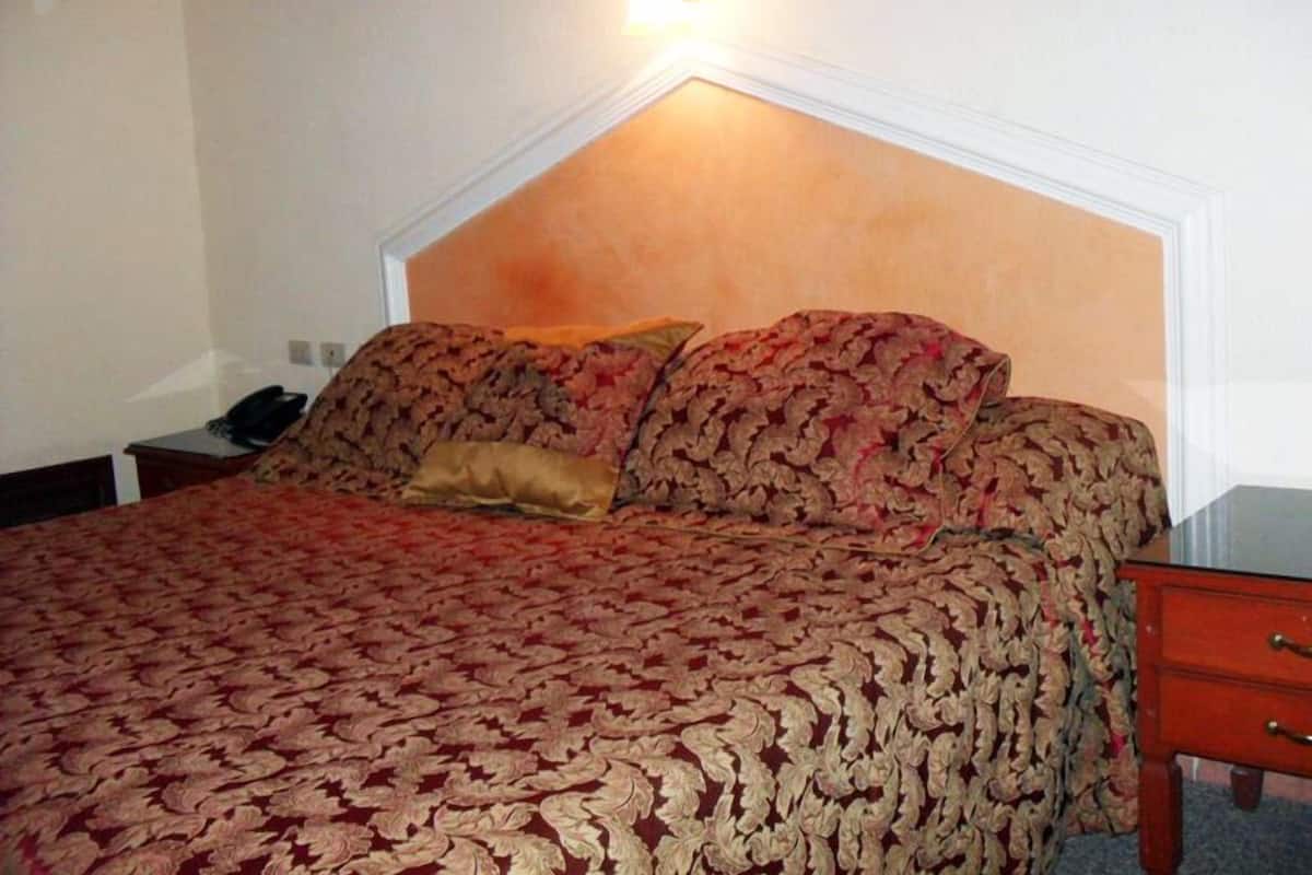 Escritorio, wifi gratis y ropa de cama