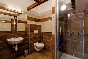 Kahden hengen deluxe-huone | Kylpyhuone | Hiustenkuivaaja, kylpytakit, tohvelit, pyyhkeet
