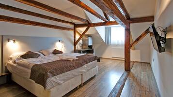 Deluxe-dobbeltværelse | Minibar, pengeskab på værelset, skrivebord, lydisolering