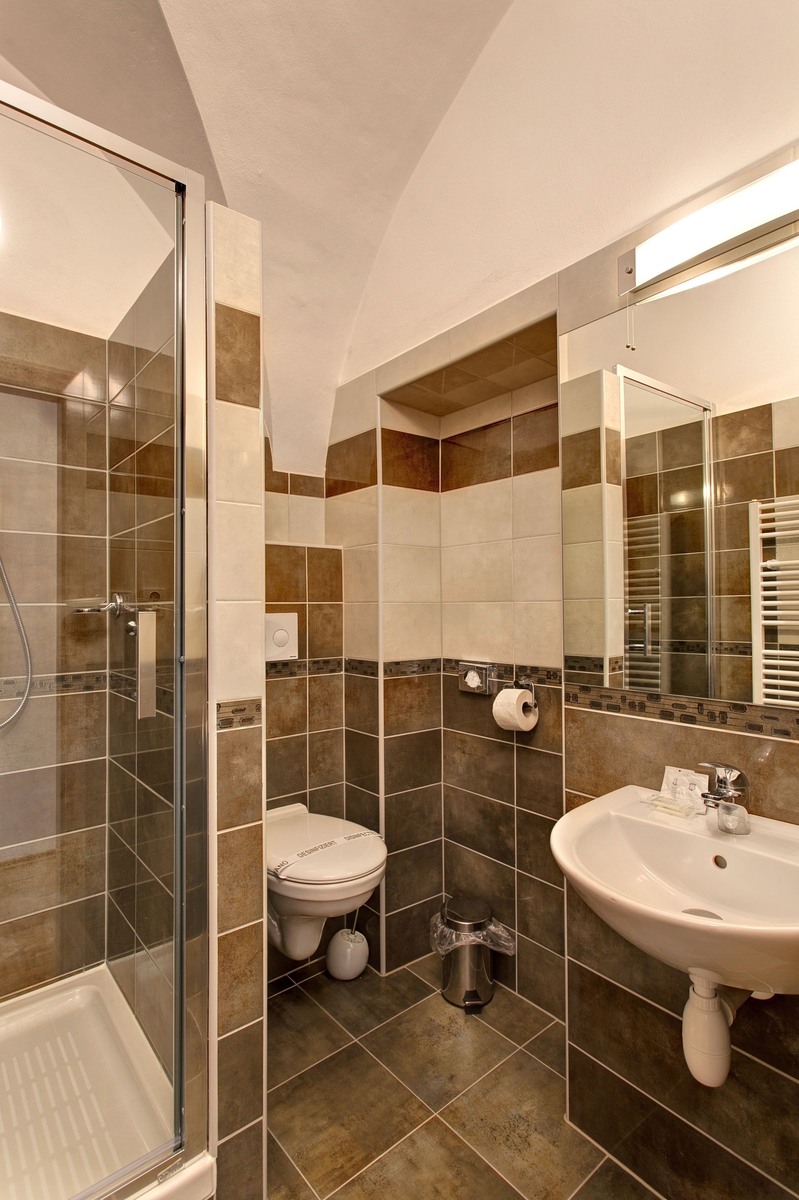 مجففات شعر، برانس (أردية) حمّام، خف للقدمين، مناشف