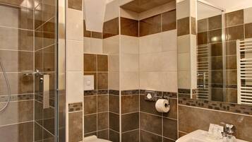 Hårtørrer, badekåber, hjemmesko, håndklæder