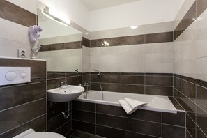 Sèche-cheveux, peignoirs, chaussons, serviettes fournies