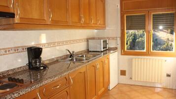 Grand réfrigérateur, micro-ondes, lave-vaisselle, cafetiÚre/bouilloire