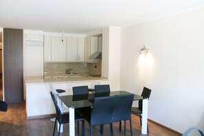 Refrigerador con freezer, microondas, lavavajillas, cafetera/tetera