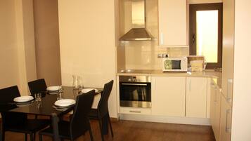 Appartement, 2 chambres | Cuisine privée | Grand réfrigérateur, micro-ondes, lave-vaisselle, cafetiÚre/bouilloire