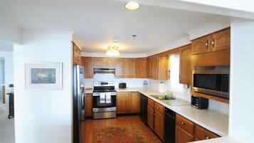 Condo, 3 Bedrooms (Waterfront Condo 3 bedrooms) | Private kitchen | Fridge, coffee/tea maker