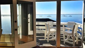 Appartement, 3 slaapkamers (Waterfront Condo 3 bedrooms) | Uitzicht op strand/zee