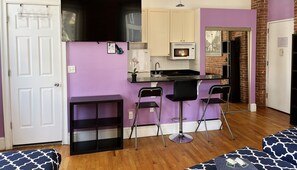 Jääkaappi, mikroaaltouuni, liesi, espressokone