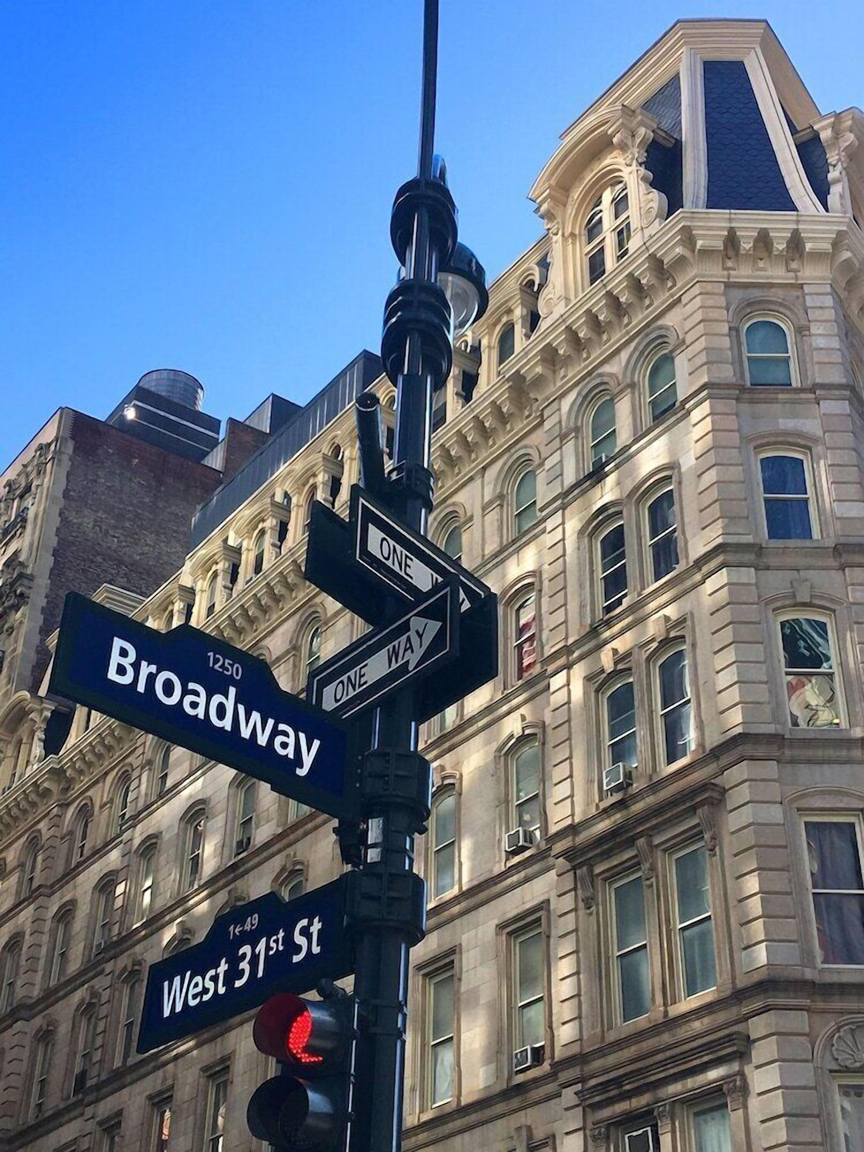 Un panneau de signalisation à l’intersection de Broadway et de la 31e rue Ouest.