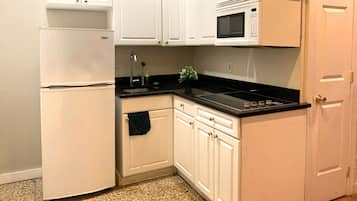 Exterior Corner Studio #89 | Private kitchen | Fridge, microwave, stovetop, espresso maker