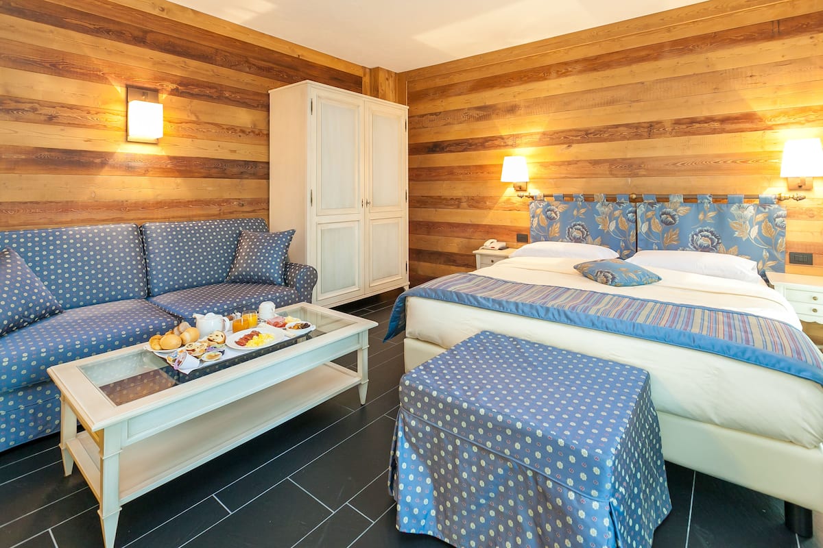 Junior Suite | Minibar, in-room safe, WiFi (free), bed sheets