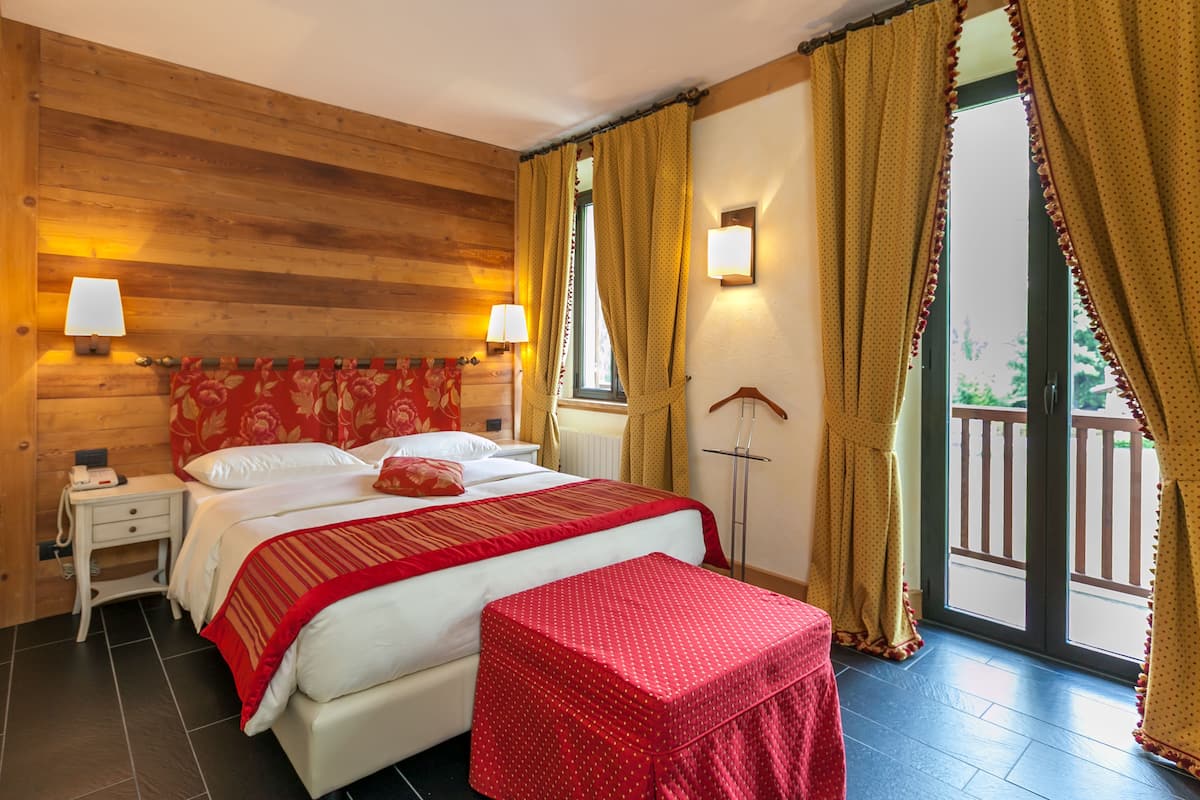 Minibar, in-room safe, WiFi (free), bed sheets