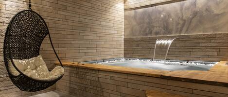 Indoor spa tub