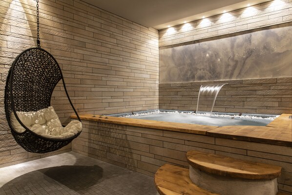 Indoor spa tub - Hotel Lo Scoiattolo (Courmayeur)