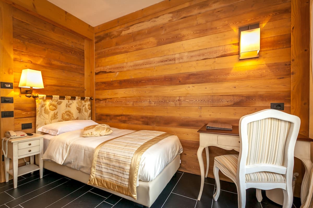 Single Room | Minibar, in-room safe, WiFi (free), bed sheets