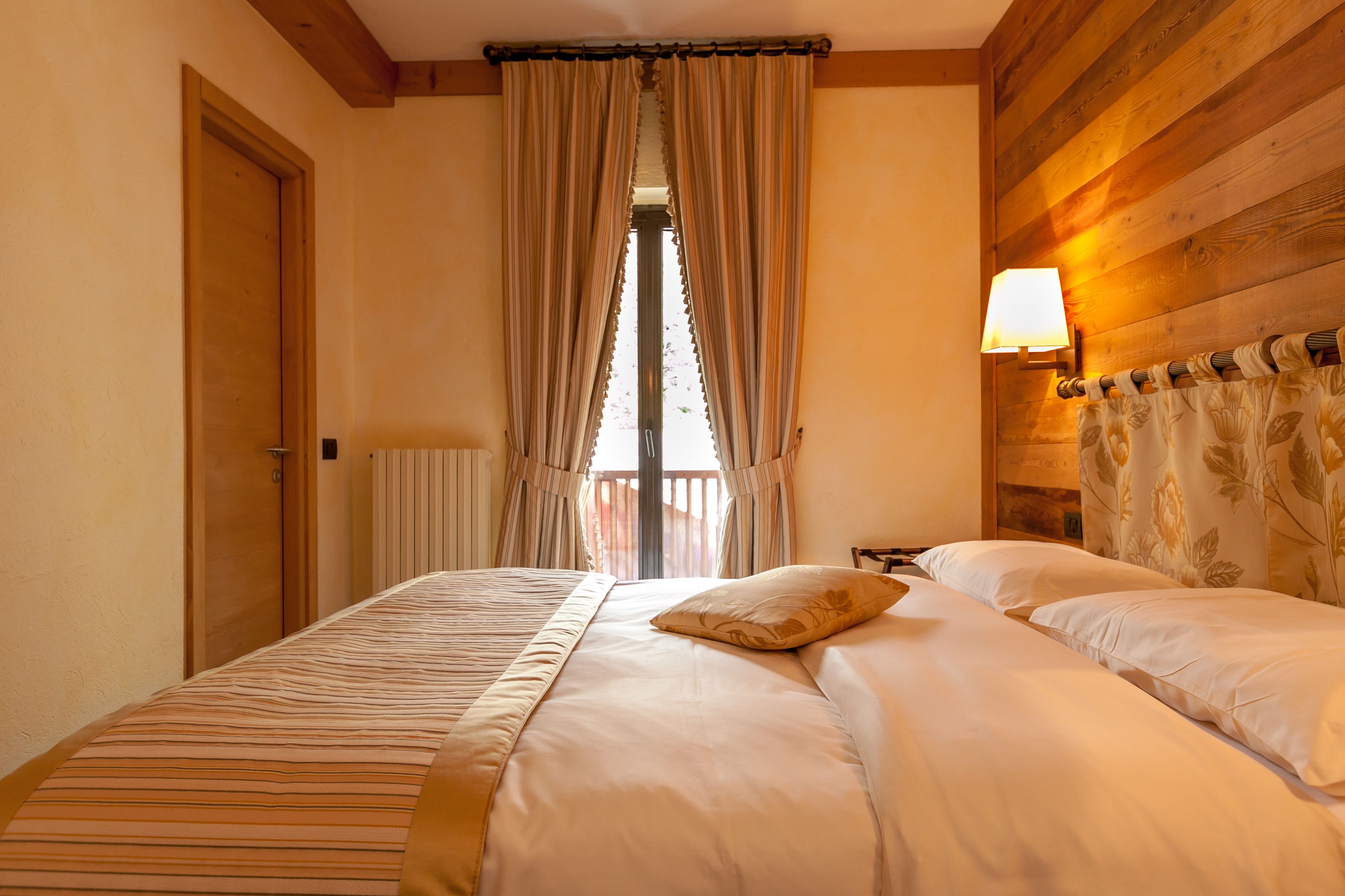 minibar, in-room safe, free wifi, bed sheets