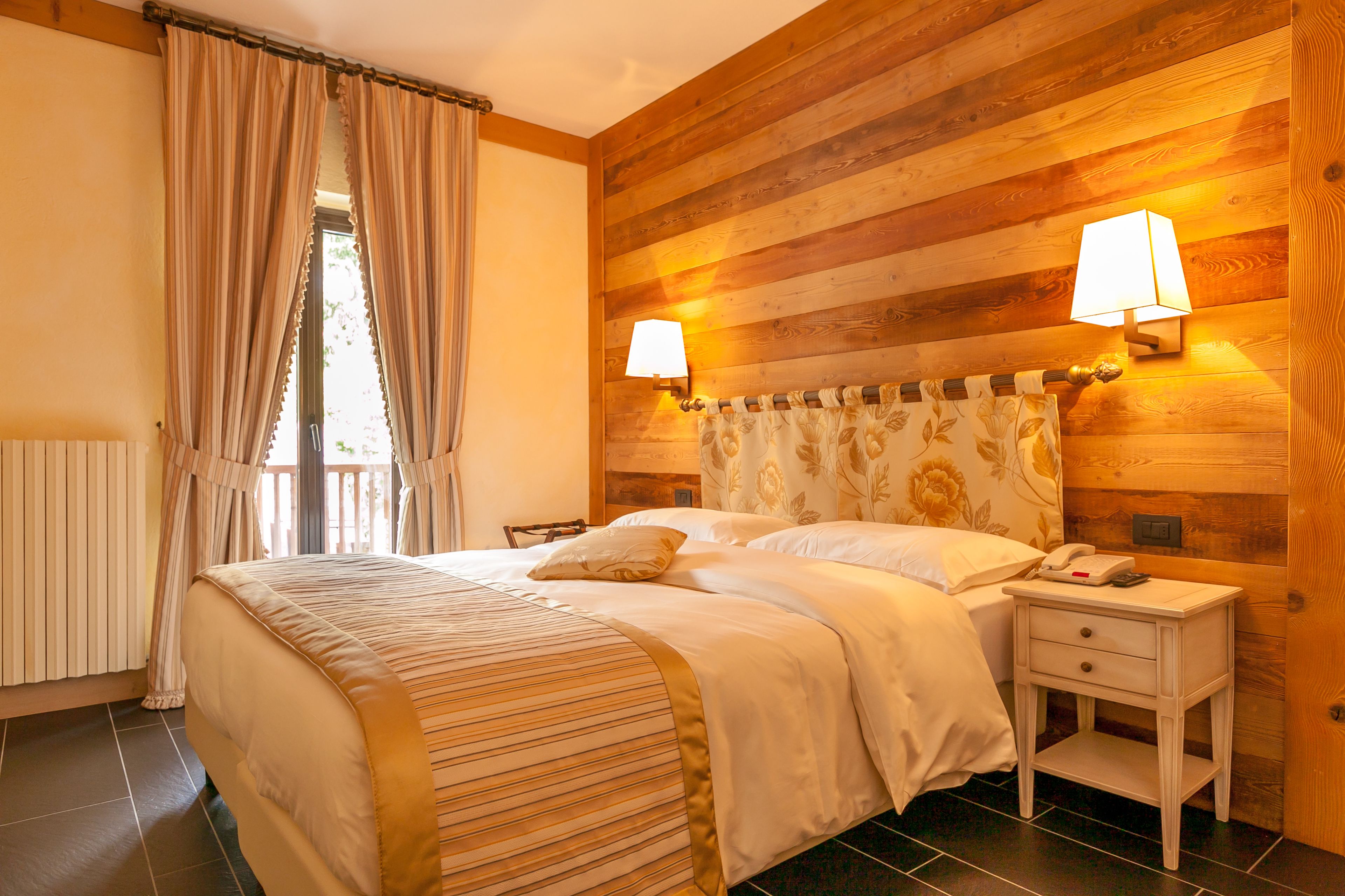 minibar, in-room safe, free wifi, bed sheets