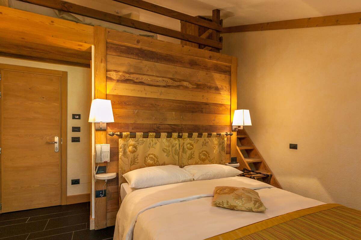Minibar, in-room safe, WiFi (free), bed sheets