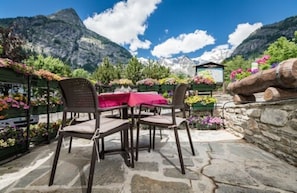 Outdoor dining - Hotel Lo Scoiattolo (Courmayeur)