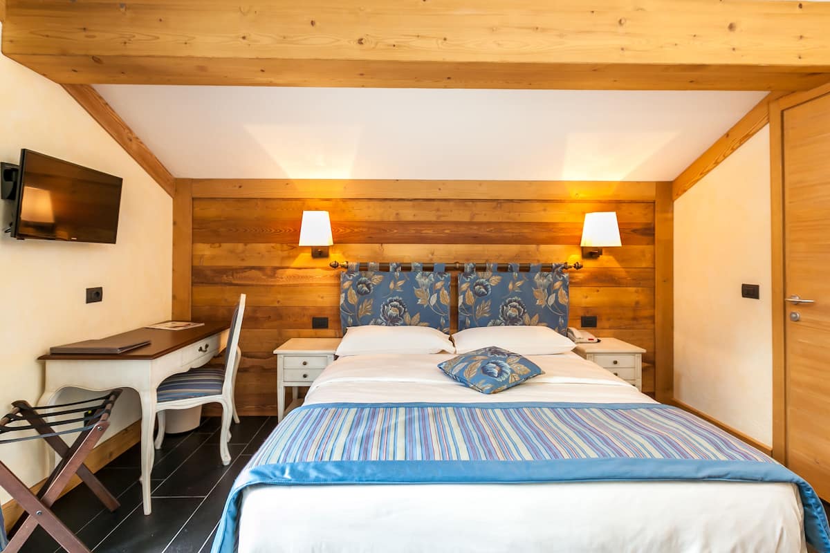 Standard Double Room | Minibar, in-room safe, WiFi (free), bed sheets