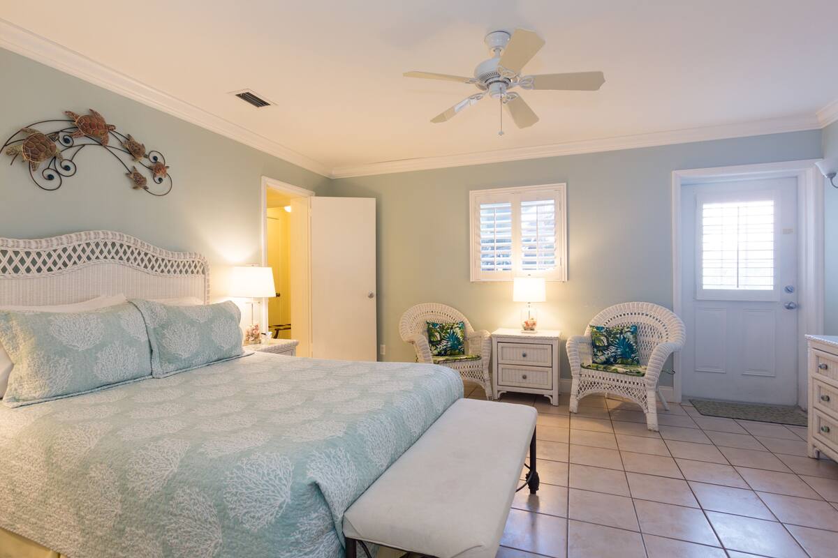 Pond View, 1 Queen Bed, Shower