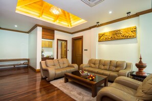 Executive Suite, 1 King Bed, Non Smoking | Living area