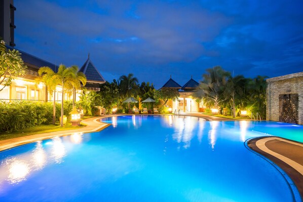 Piscine extérieure, piscine avec cascade