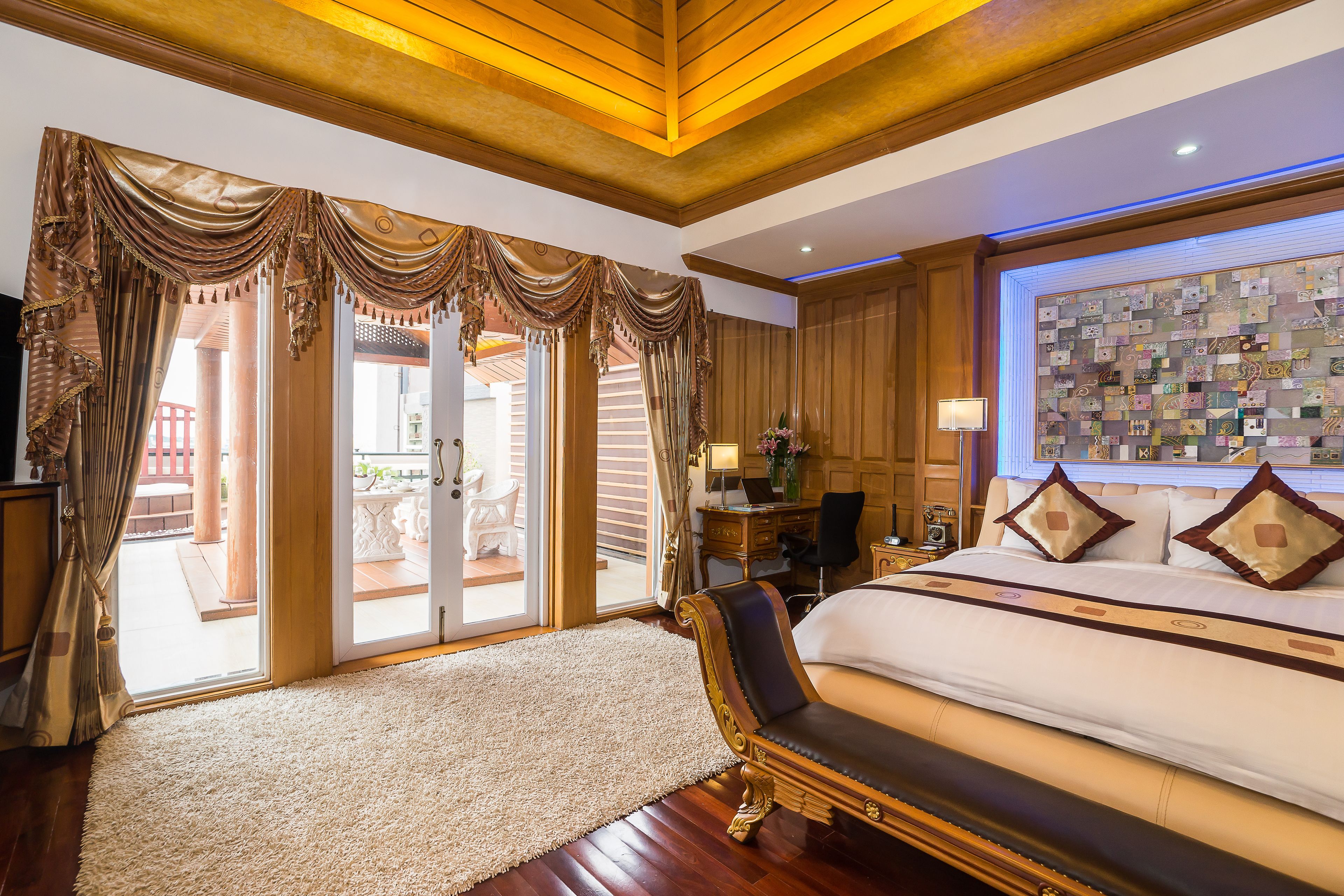 presidential suite, 1 king bed, non smoking | premium bedding, minibar, in-room safe, desk