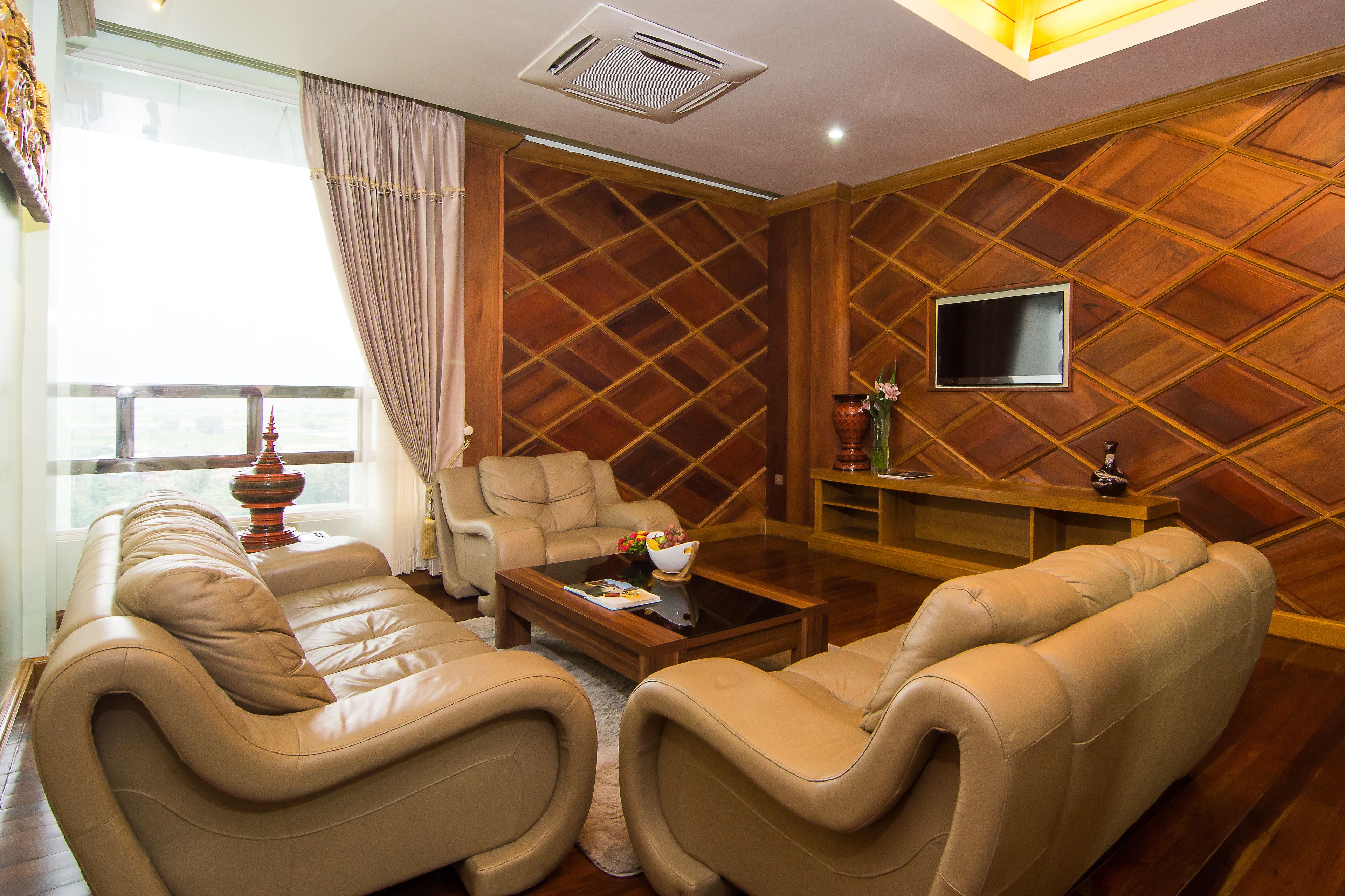 executive suite, 1 king bed, non smoking | living area | 42-inch flat-screen tv with satellite channels, tv, dvd player
