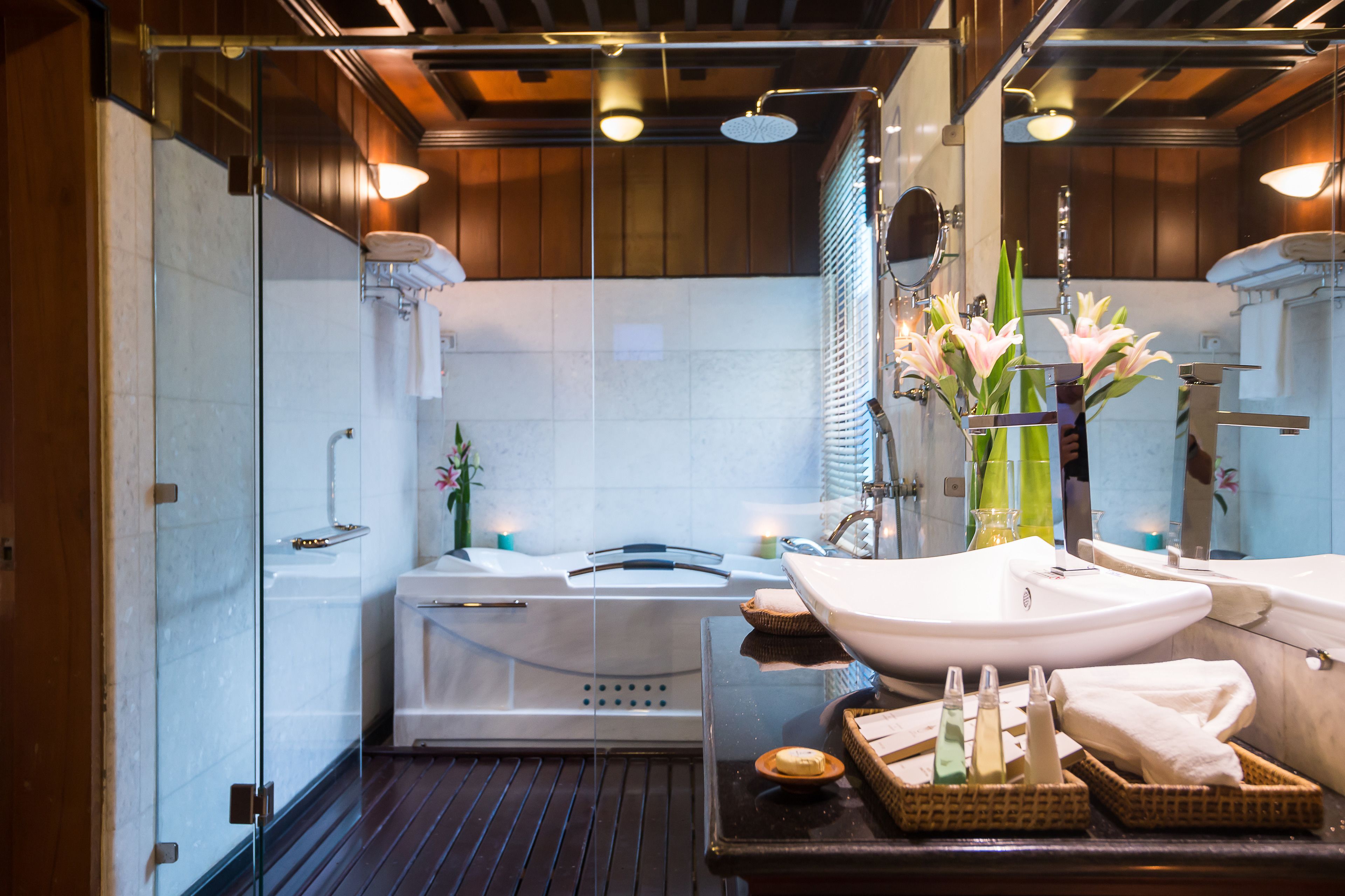 Duschwanne, Komfortbadewanne, Regendusche, kostenlose Toilettenartikel
