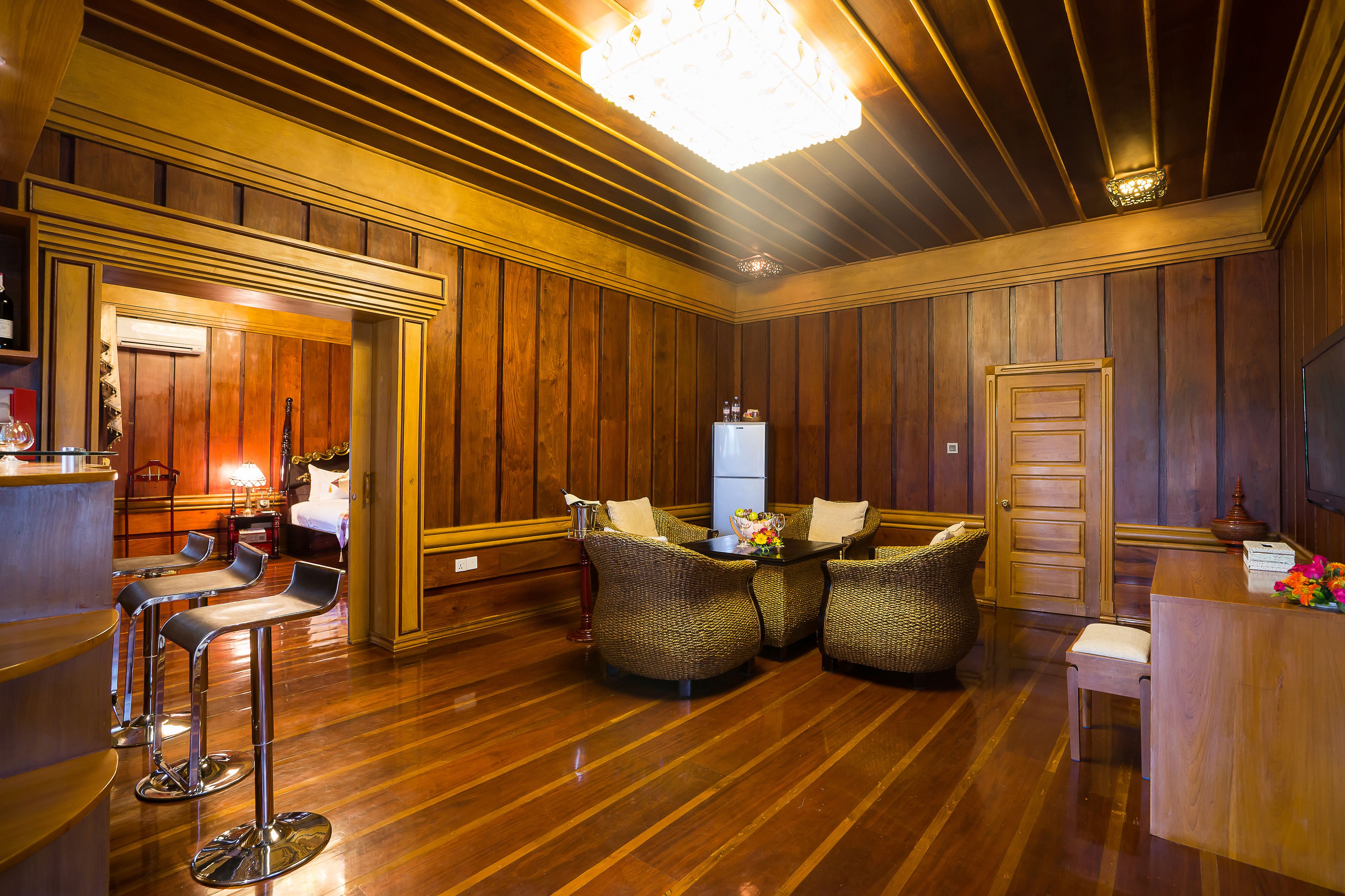 standard suite, 1 king bed, non smoking, royal villa suite | premium bedding, minibar, in-room safe, desk