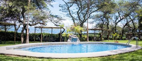 Piscine extérieure, chaises longues