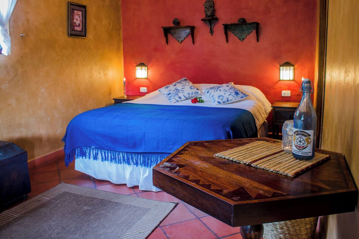 Chambre simple | Coffre-fort, accès au Wi-Fi (inclus), décor unique, ameublement unique