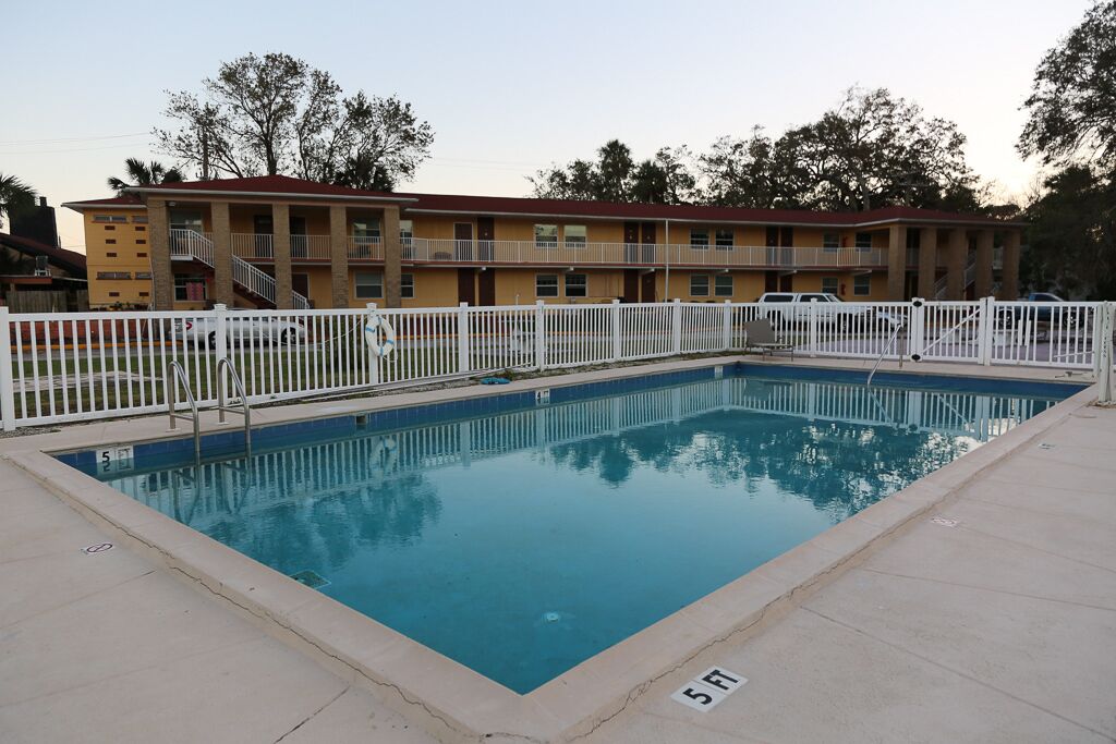 Hồ bơi ngoài trời, ghế dài tắm nắng 