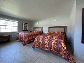 Desk, iron/ironing board, free WiFi, bed sheets - Heritage Inn (Daytona Beach)