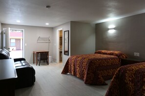 Escritorio, tabla de planchar con plancha, wifi gratis y ropa de cama 