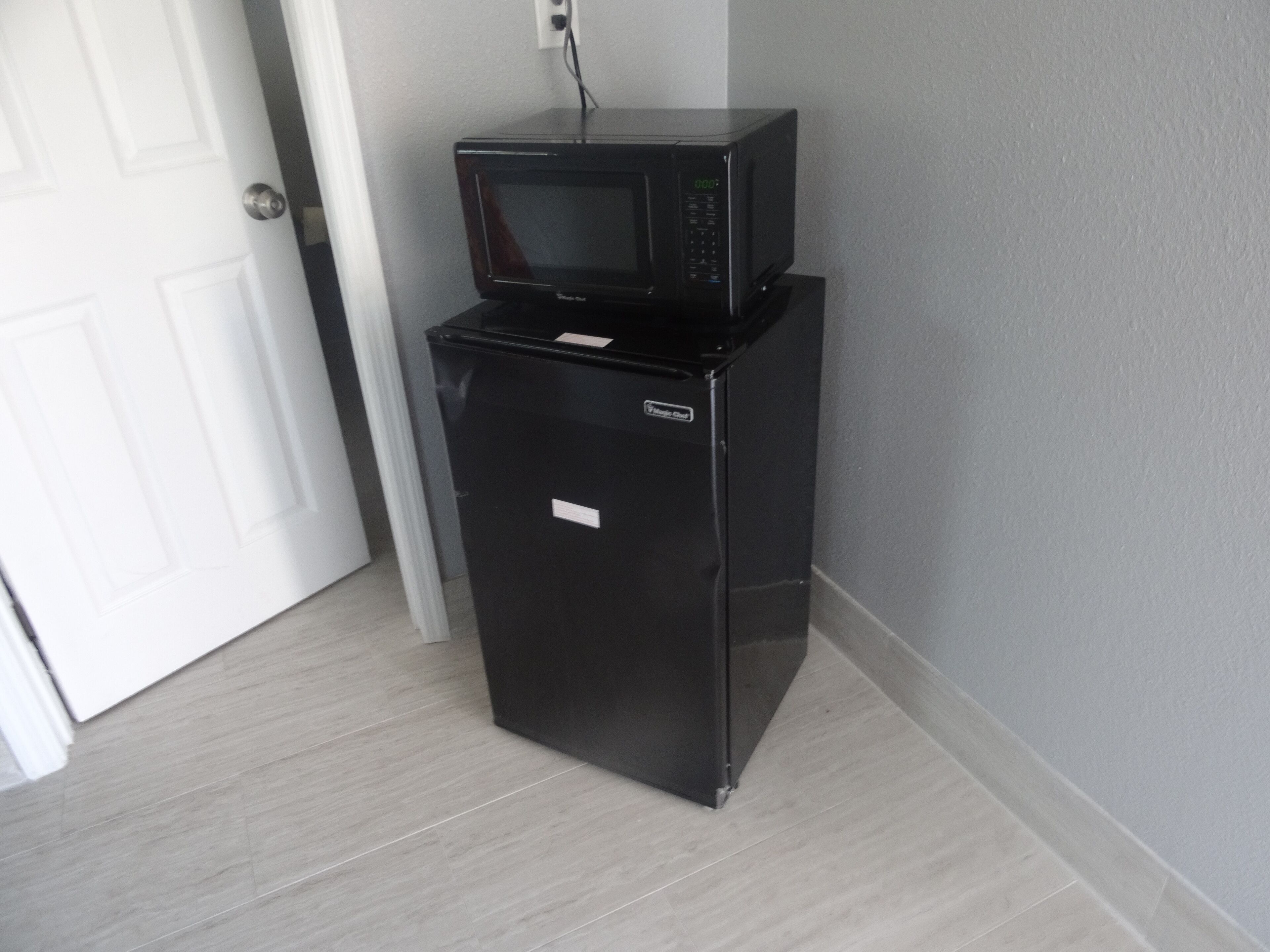 Lemari es kecil dan microwave