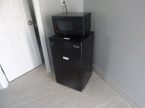 Frigobar y microondas 