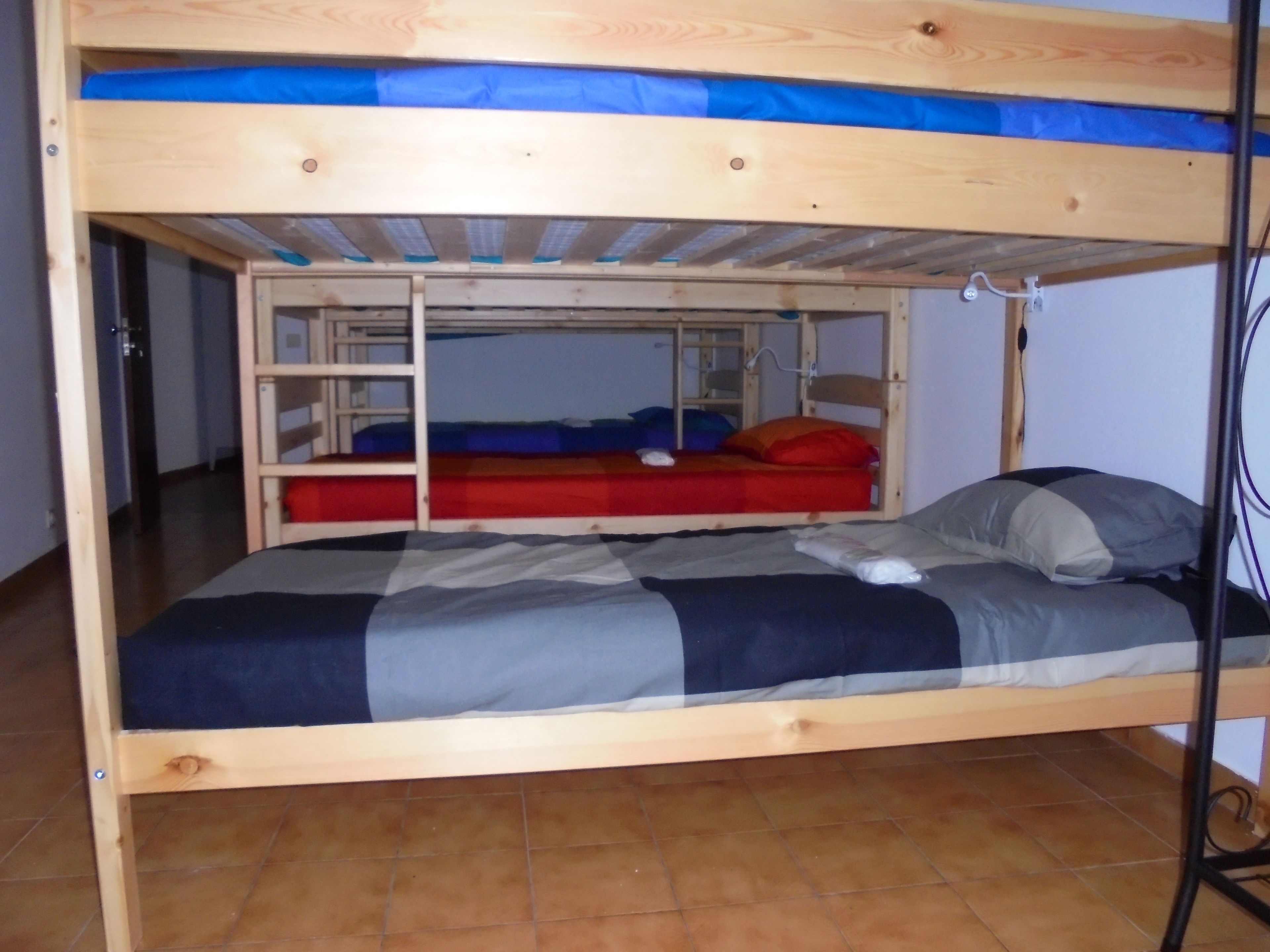 Ein Etagenbett mit unterem und oberem Bett.