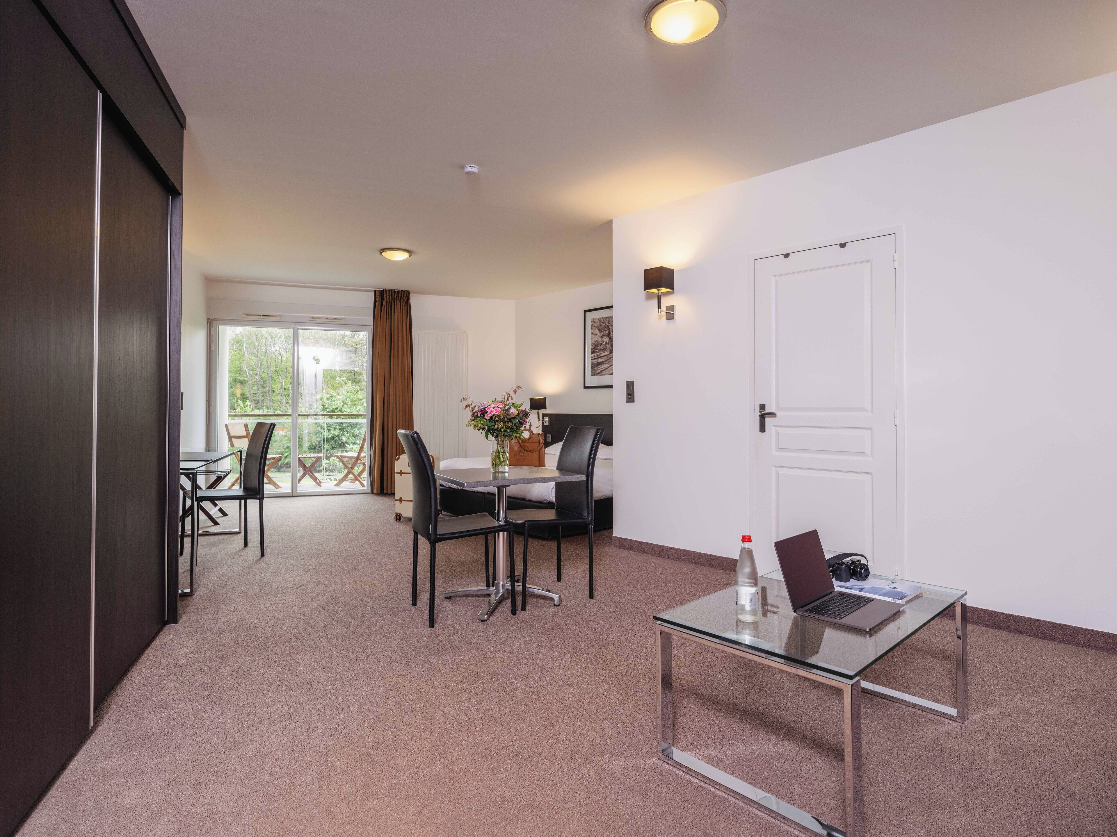 deluxe studio | desk, soundproofing, iron/ironing board, free wifi