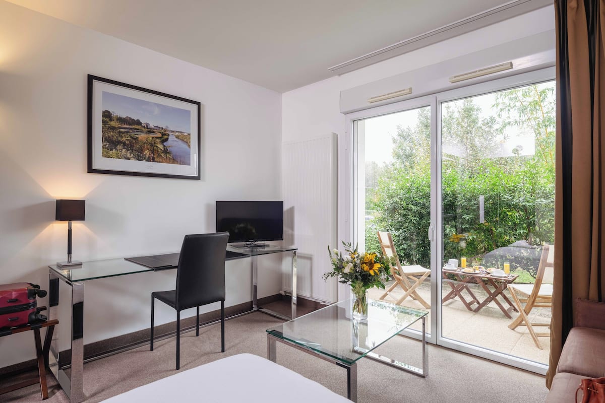 superior studio, 1 double bed | desk, soundproofing, iron/ironing board, free wifi