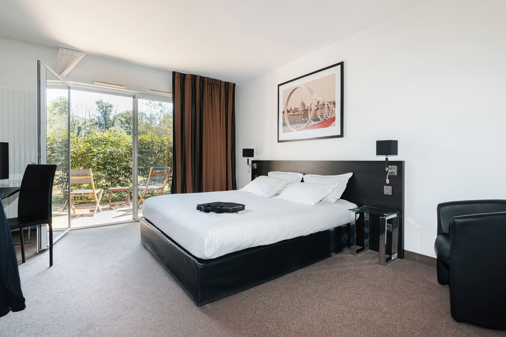 Estudio superior, 1 cama doble | Escritorio, sistema de insonorización, tabla de planchar con plancha